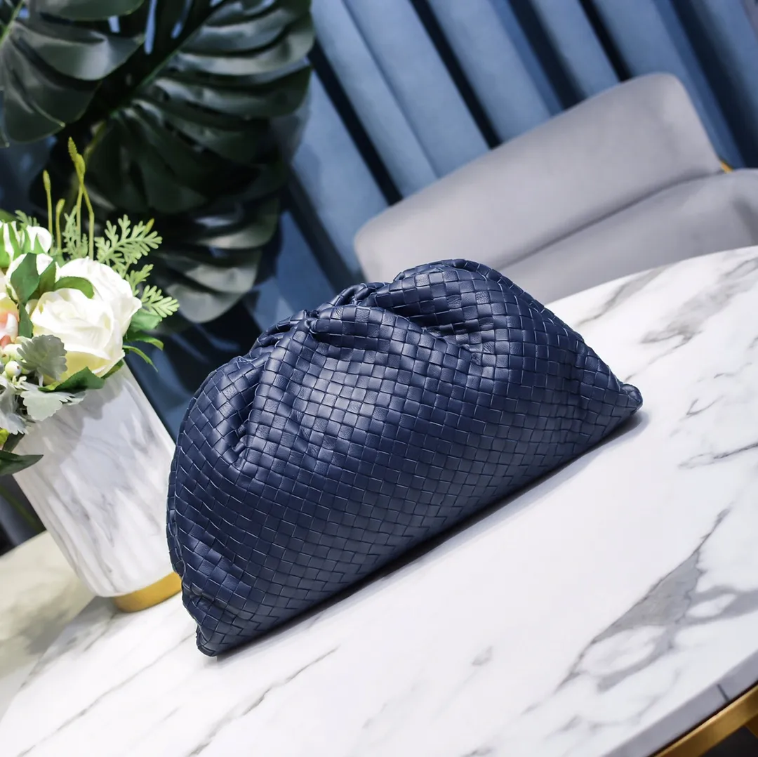 Real shot🔥🔥The counterattack of the popular Bottega Veneta started with this series of cloud bags, which went viral in the fashion circle and started a craze! Out of stock, out of stock, out of stock... One piece is hard to find, super hard to buy, regardless of age, season, or occasion. Very classy. Really, if you carry this on the road, it will turn heads! This is also the reason why this series is so expensive. Large size: 38*20*8.5cm [Big Cloud Weaving]